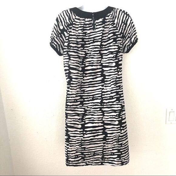 BCBG FLOWY BLK/WHT CAP SLEEVE DRESS - Picture 2 of 8